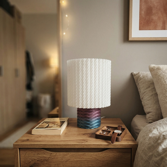 Candeeiro de Mesa com Abajur Texturizado e Base Bicolor Entrançada